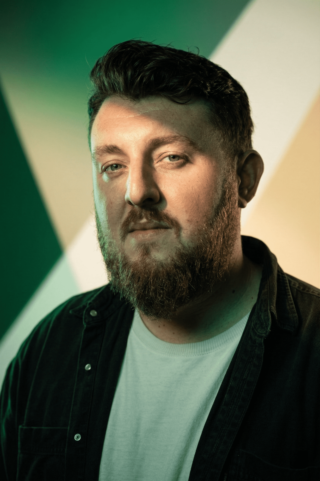 David z Jungle, zakladatel Growth Jungle, portrét v zeleném světle